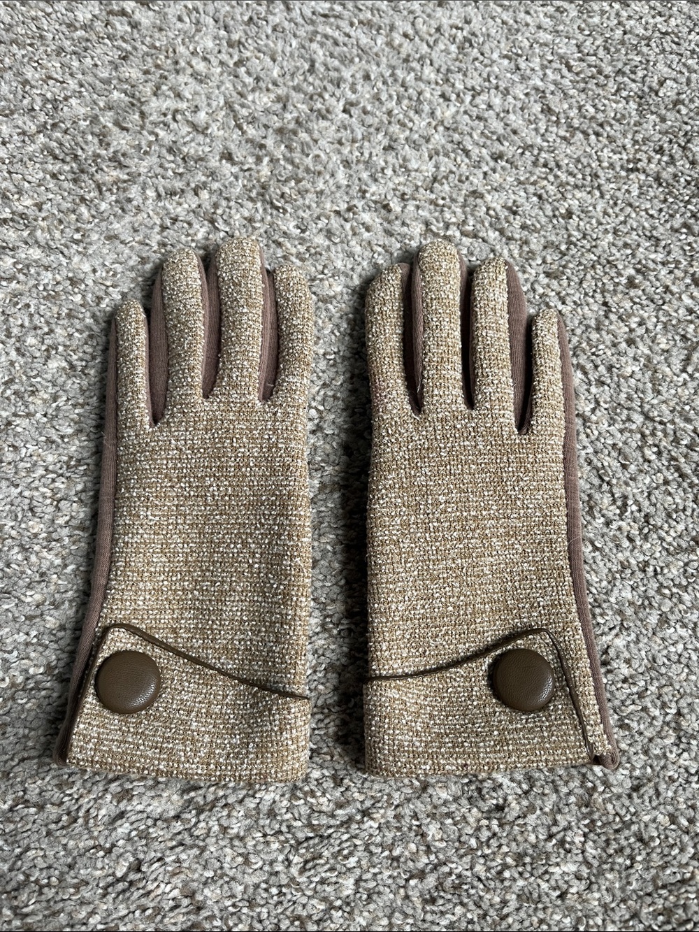 Women’s Tan Tweed Button-Accent Gloves